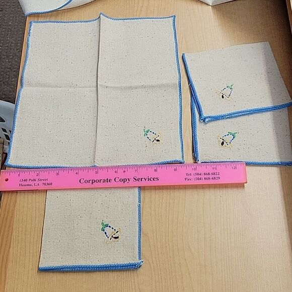 Vintage Linen 29" X 30" Embroidered Tablecloth & Four Napkin Set 1950s - Picture 2 of 7